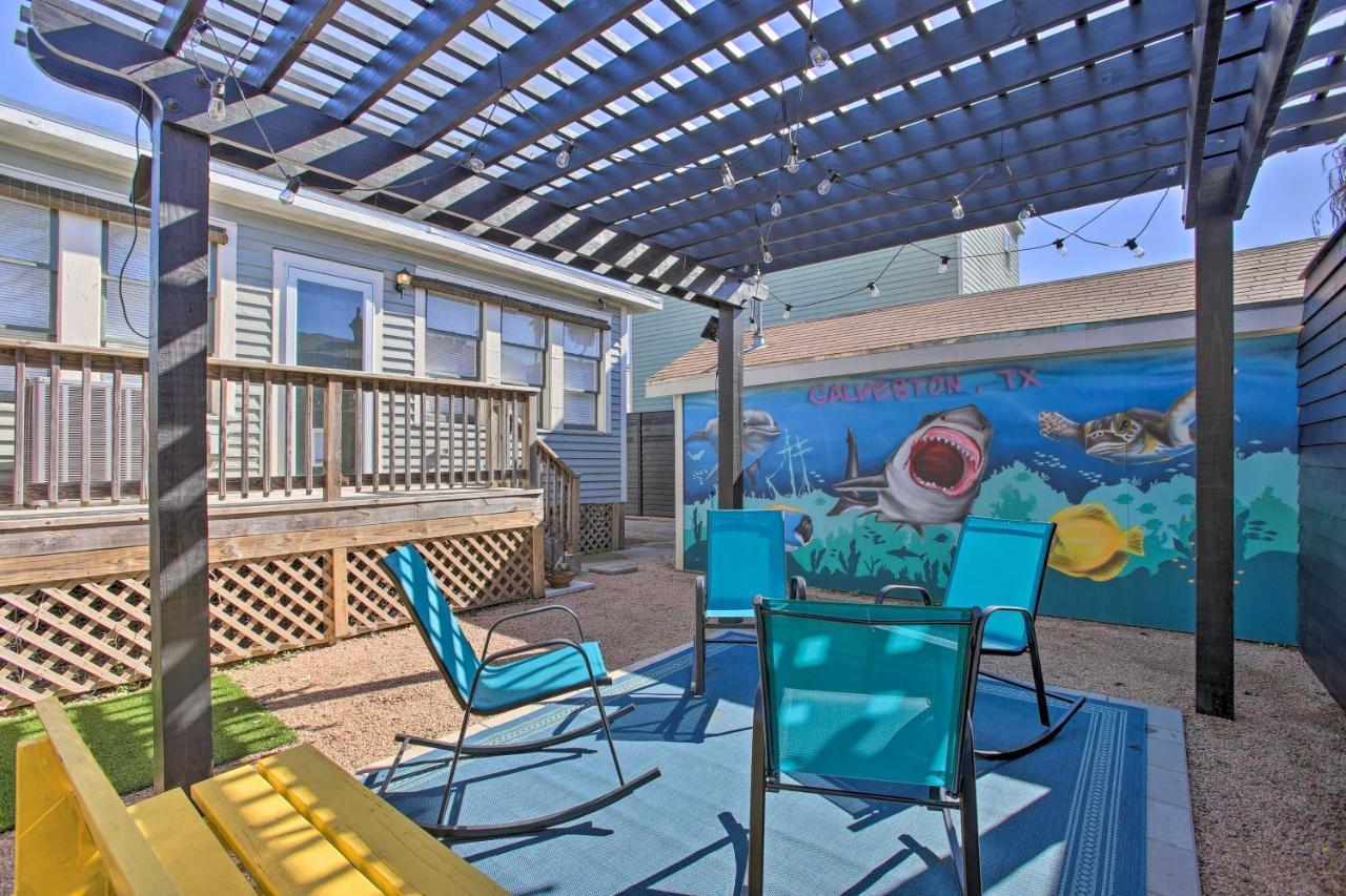 Cozy Beach Bungalow Near Galveston Seawall And Pier Exterior photo